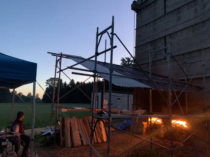 Abendstimmung während des Ziegelbrandes im Ofenturm